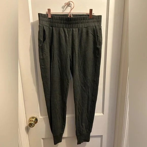 Cabi women’s olive green joggers pockets soft comfortable medium - Picture 1 of 5